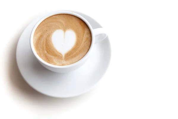 分離した白い背景にカフェラテ アート ハートのコーヒー カップ — ストック写真