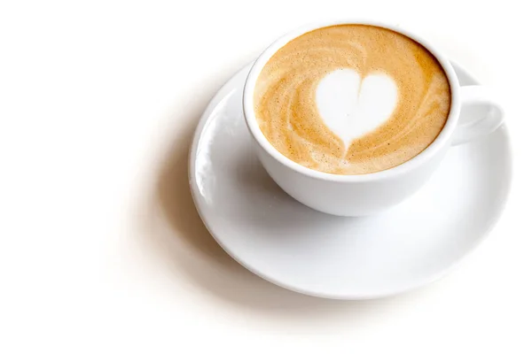 Cafea ceașcă de latte arta forma inimii pe fundal alb izolat — Fotografie, imagine de stoc