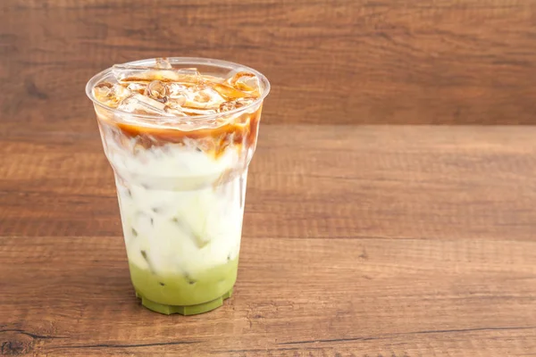 Plastik ahşap backgr camına buzlu matcha ve espresso kahve