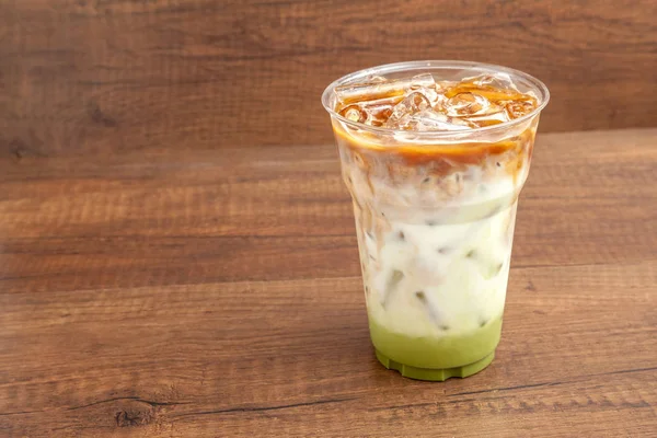 Plastik ahşap backgr camına buzlu matcha ve espresso kahve
