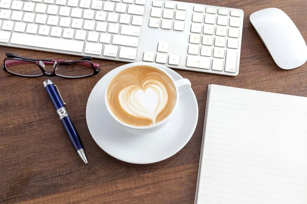 Kahve latte sanat kalp şeklinin ahşap tablo 