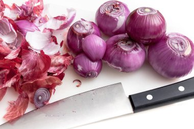 Yemek pişirmek için peeling arpacık hazırlamak