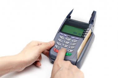 Beyaz arka plan üzerinde kredi kartı makine ile ödeme.