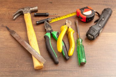 Ahşap arka plan üzerinde kirli teknisyen araçları.