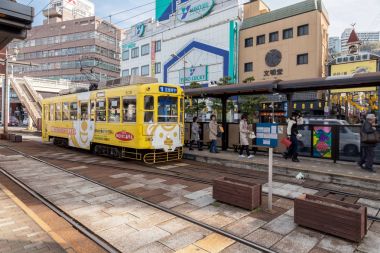 Nagasaki, Japonya - 12 Mart 2017: Sokak araba (elektrikli tramvay) yerel tren: Nagasaki, Japan.