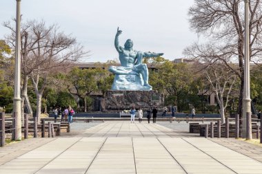 Nagasaki, Japonya - 12 Mart 2017: Nagasaki Barış Parkı, Japonya'nın barış heykeli.