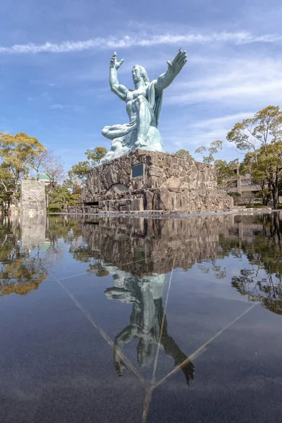 Het standbeeld van de vrede in Nagasaki vrede Park, Japan. — Stockfoto