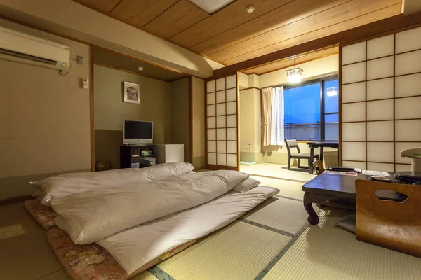 Habitación tradicional de invitados japoneses de Ryokan Jonoyu, onsen ryokan de la ciudad de yufu . — Foto de Stock