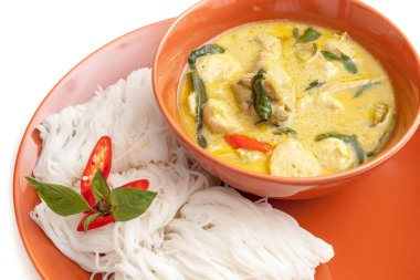 Tay curry ve şehriye plaka üzerinde