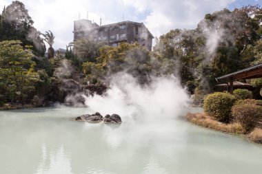 Shiraike Jigoku (Beyaz su birikintisi Hell) Beppu Onsen, Oita, Japonya, çeşitli hells temsil eden turist konumlar biridir.