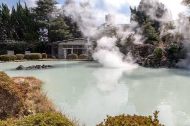 Shiraike Jigoku (Beyaz su birikintisi Hell) Beppu Onsen, Oita, çeşitli hells temsil eden turist konumlar biridir.