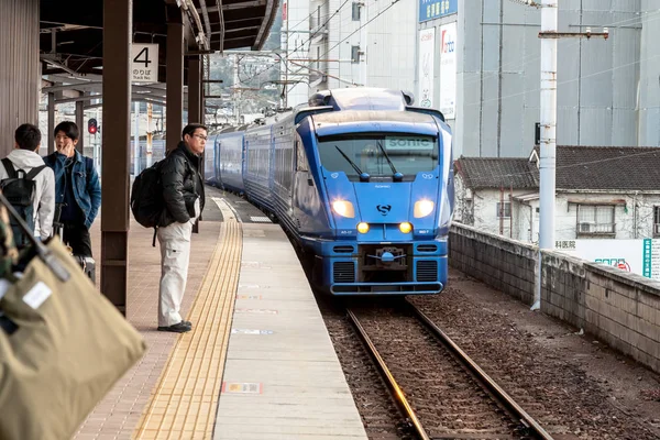 JR Kyushu Sonic 883 begränsad expresståg närmar sig Beppu järnvägsstation — Stockfoto