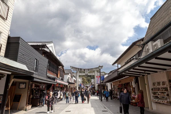 Muchos turistas están caminando y comprando en la calle principal de Dazaifu antes de ir al santuario de Dazaifu Tenmangu en la prefectura de Fukuoka, Japón . — Foto de Stock
