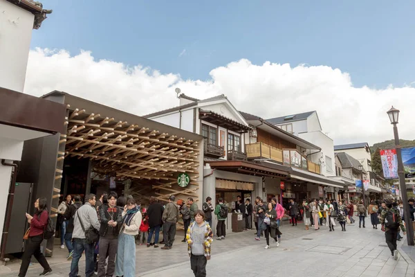 Starbucks café en Dazaifu utilizar más de 2000 bastones de madera alinean el interior de la tienda para único y hacer una estructura que armoniza con dicho paisaje urbano . — Foto de Stock