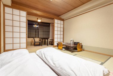 Geleneksel Japon Ryokan Jonoyu, yufu City onsen ryokan odanın misafirler, Yufuin Tren İstasyonu'na sadece 4 dakika yürüme.