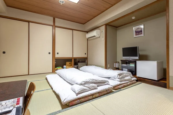 Traditionelles japanisches Gästezimmer von Ryokan jonoyu, Onsen Ryokan der Yufu-Stadt, nur 4 Gehminuten vom Yufuin-Bahnhof. — Stockfoto