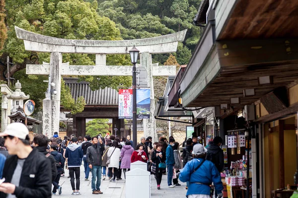 Calle principal de Dazaifu antes de ir al santuario de Dazaifu Tenmangu en la prefectura de Fukuoka, Japón . — Foto de Stock