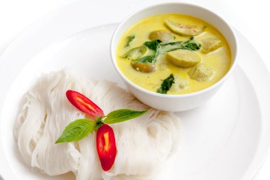 Tay tarzında domuz topu ve sebze yeşil köri pilav ile servis 