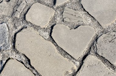 Parkta yerdeki rock kalp şeklinde