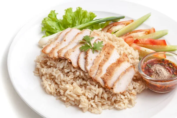 Kavrulmuş domuz eti ile kahverengi pirinç Tay tarzında chili sos ile 