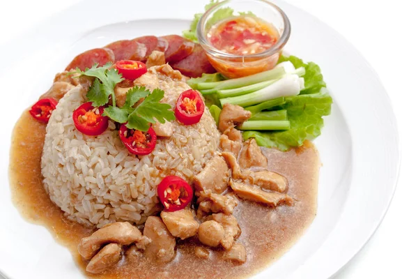 Ayam beras cokelat dengan saus disajikan dengan sosis Cina, cabai — Stok Foto