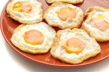 Fazla kızarmış yumurta, beyaz adam hizmet vermeye hazır plaka üzerinde