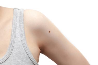 Kadının omuz, kol ve koltukaltı izole beyaz arka plan üzerinde