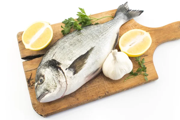 Dorada di pesce con limone, prezzemolo e aglio — Foto Stock