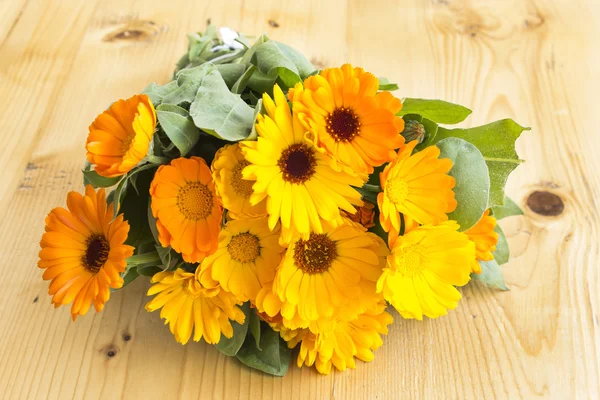 Kadife çiçeği, ahşap bir masa üzerine Calendula Officinalis — Stok fotoğraf