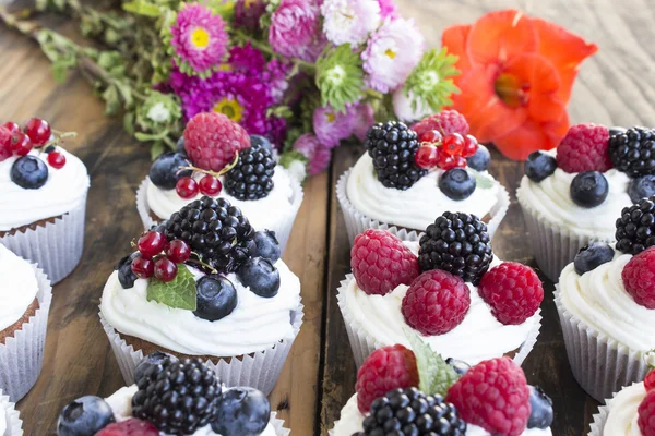 Gâteaux aux fruits sur une table en bois rustique — Photo