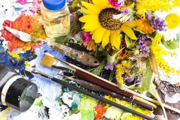 Paleta con material de pintura y un ramo de flores de verano —  Fotos de Stock