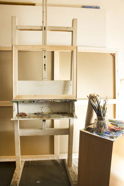 Art Studio with an Easel and Blank Canvases — Stock Photo, Image