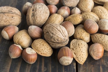 Ceviz, fındık ve badem bir rustik ahşap tablo