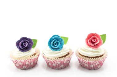 Çeşitlilik, gül ile dekore edilmiş Cupcakes kavramı