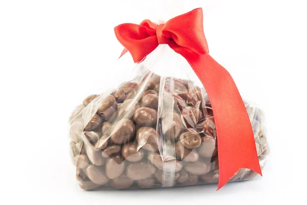 Драже шоколад с миндалем и клюквой — стоковое фото