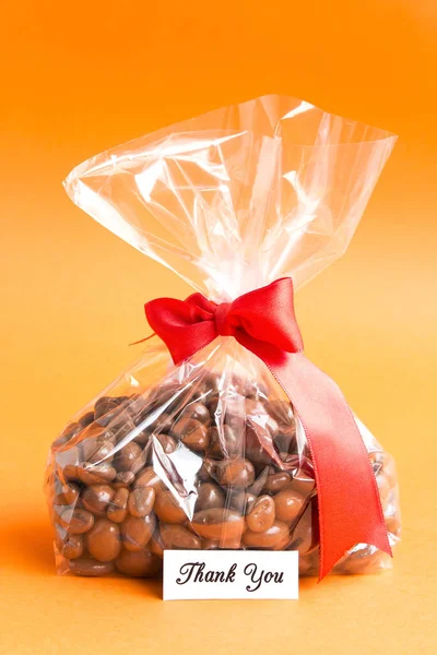 Dankeskarte mit Dragee-Schokolade mit Mandeln und Preiselbeeren — Stockfoto