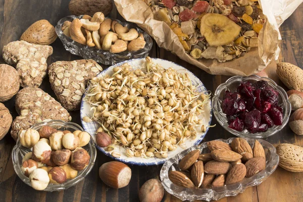 Comida Saludable, Nueces, Germen de Trigo, Galletas de Trigo Entero, Arándanos — Foto de Stock