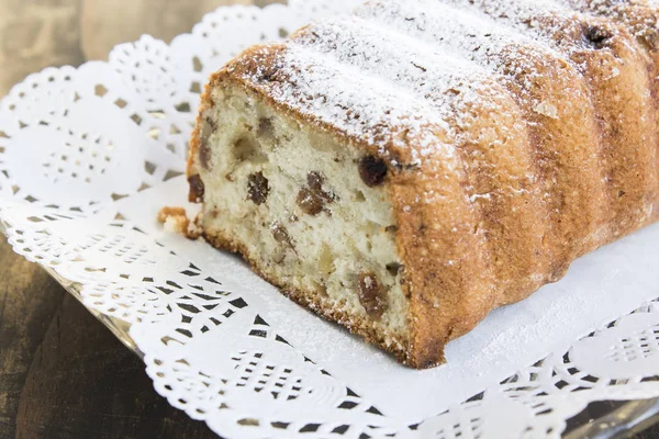 Pfund Kuchen mit Walnüssen und Rosinen — Stockfoto