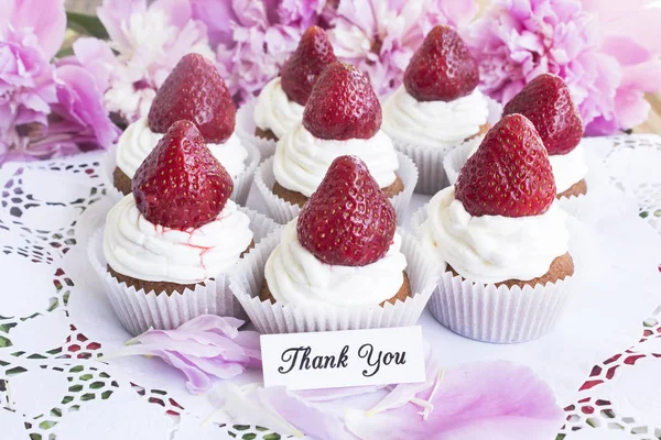 Carte de remerciement avec des gâteaux aux fraises — Photo