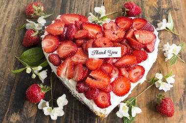 Teşekkür kartı ile kalp Cheesecake çilek ile