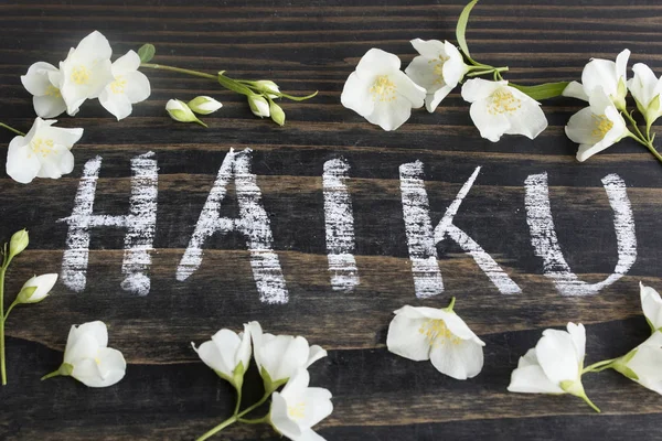 Ordet Haiku, japansk poesi, med jasmin blommor — Stockfoto