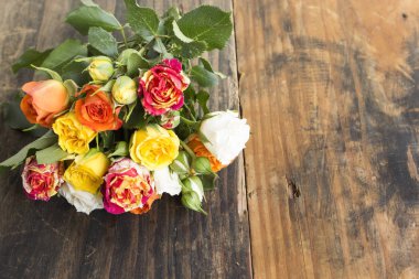 Kopya alanı ile çok renkli gül buketi