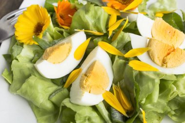 Kadife çiçeği ile yumurta salatası