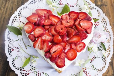 Kalp Cheesecake çilek ile