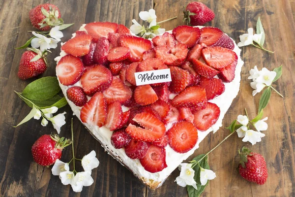 Hoş geldiniz kartı ile çilek Cheesecake kalp şeklinde