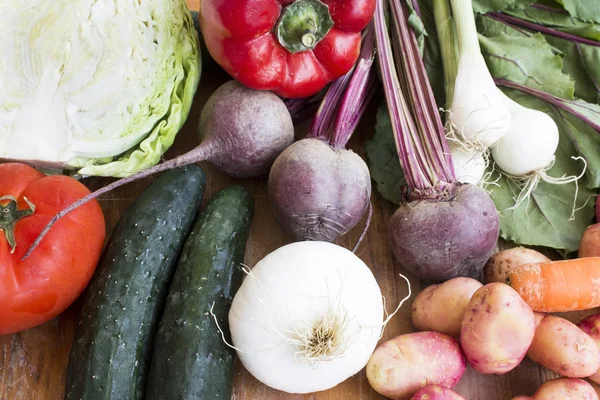 Varie verdure sul tavolo — Foto Stock