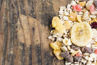 rustik ahşap zemin üzerine müsli