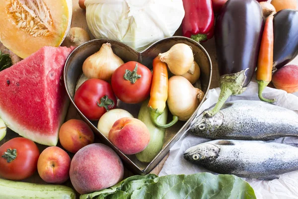 Aliments sains, poissons, fruits et légumes — Photo