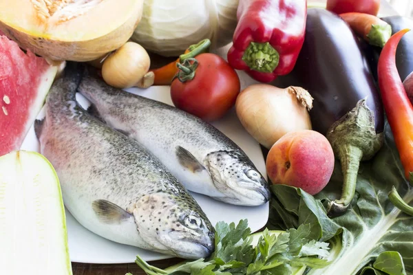 Gesunde Ernährung, Fisch, Obst und Gemüse lizenzfreie Stockfotos