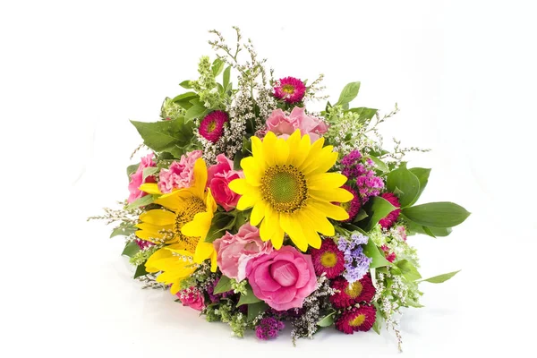 Taze yaz çiçek buketi beyaz izole